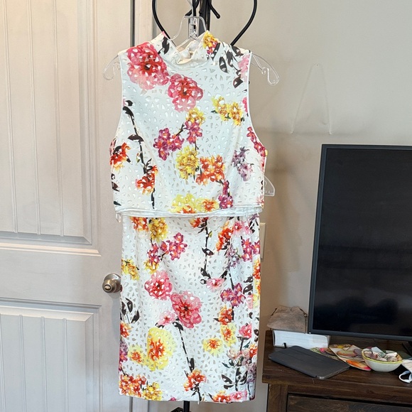 Forever Unique Dresses & Skirts - NWT ladies Floral Sleeveless top/skirt, size 12. Absolutely stunning!